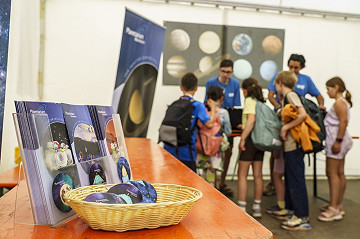 Mitarbeitende des Planetariums Mannheim zeigen anschaulich, wie unser Sonnensystem aufgebaut ist und welche Besonderheiten die einzelnen Planeten auszeichnen.