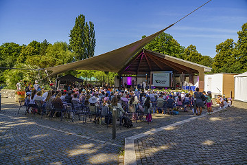 Der Experimente-Clown, bunte Theaterstücke und spannende Experimenteshows sorgten auf der Bühne für Begeisterung bei Groß und Klein.