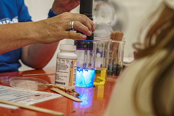 Zahlreiche Experimente und Vorführungen sorgten für staunende Kinderaugen und viele Aha-Momente.