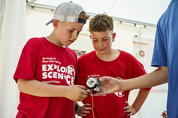 Schülerinnen und Schüler der Explore-Science-Reporterklasse recherchierten in den verschiedenen Zelten für ihre Artikel und Reportagen.