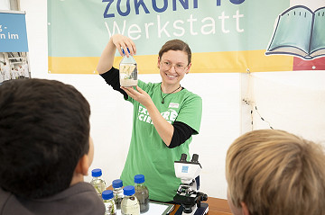 In einem Zelt der Universität Bremen ging es um Algen in unseren Badegewässern.