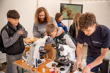 Am Stand „Geheimnisse des Wassers“ erforschten Besucher:innen mit Mikroskopen und Experimenten, welche Mikroorganismen in einem Wassertropfen leben.