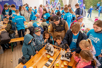 An der Station des Werner-von-Siemens-Gymnasiums Magdeburg, Partnerschule von Explore Science, gaben Schüler:innen ihr Wissen an Kinder und Jugendliche weiter.