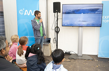 Bei einem Vortrag von Björn Suckow erfahren Kinder und Jugendliche Spannendes über die AWI-Expedition mit der Polarstern in die Arktis.