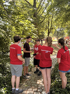 Schülerinnen und Schüler der Reporterklasse interviewen den Projektleiter von Explore Science und erhalten spannende Einblicke hinter die Kulissen.